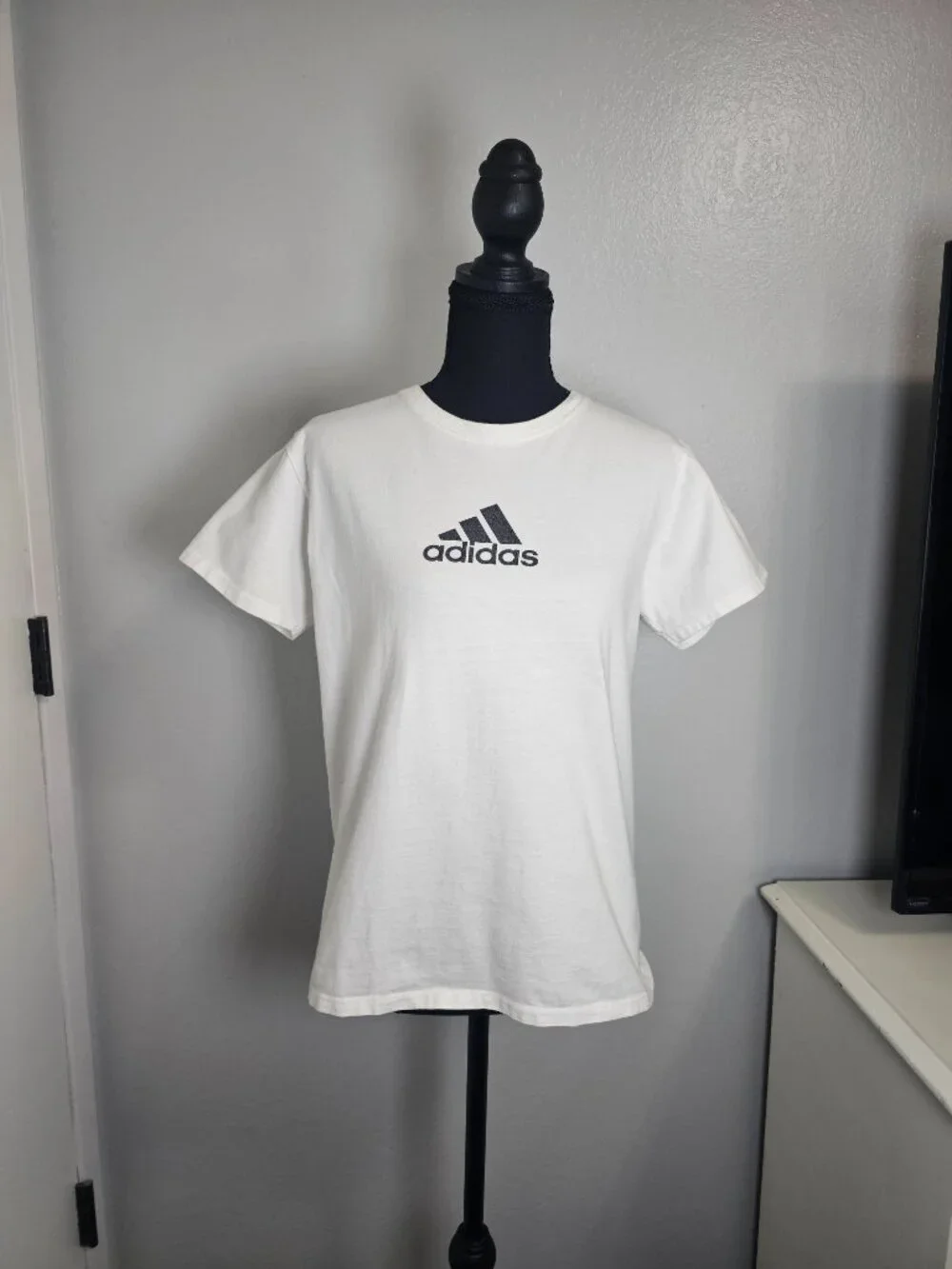 Adidas Essentials Women's Logo Graphic White T-Shirt - Size Medium - Picture 2 of 6